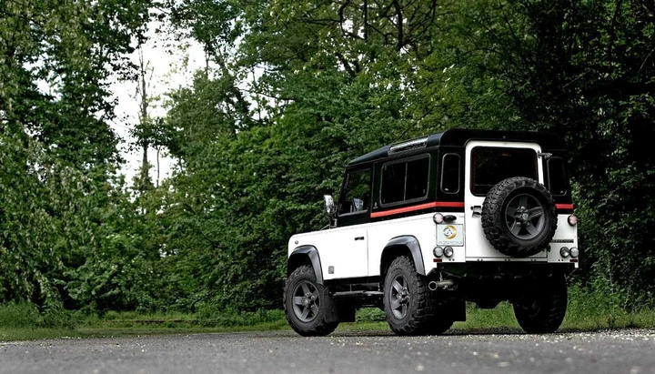 Land Rover Defender by Aznom
