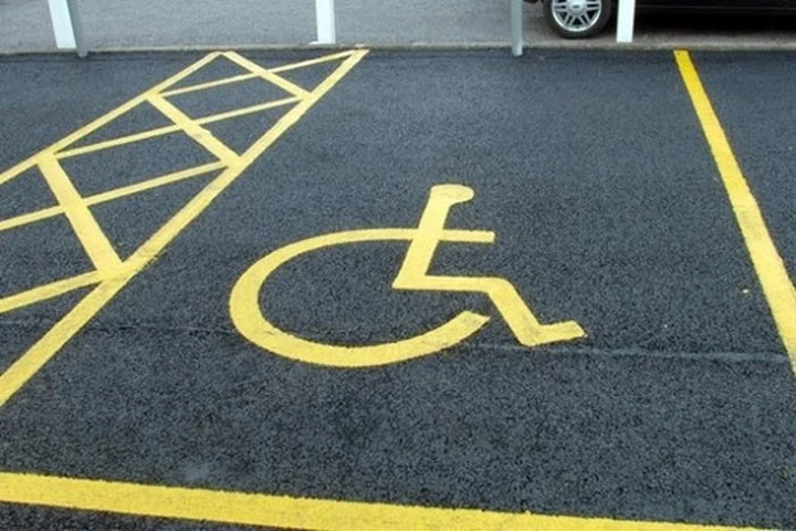 Proprietario di una Ferrari picchia padre di bimbo disabile