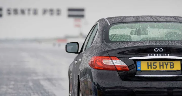 Infiniti M35h, un'ibrida da Guinness