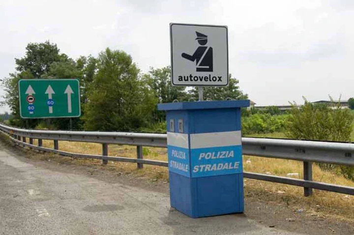 Sfreccia a 255 km/h sull’A26, multa annullata per autovelox non omologato