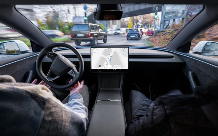 Tesla Full Self Driving passa all’abbonamento: cosa cambia dal 2026
