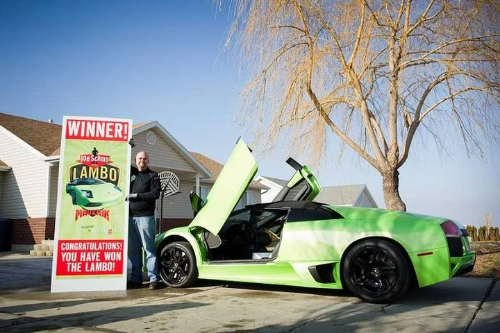 Vince una Lamborghini e si schianta