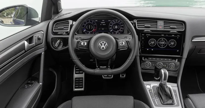 Volkswagen torna ai tasti fisici: “L’auto non è un telefono”