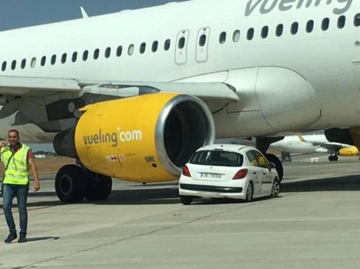 Alicante: aeroplano contro auto