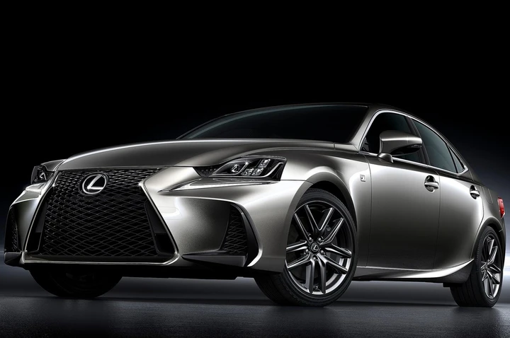 Lexus IS 2016, le immagini ufficiali