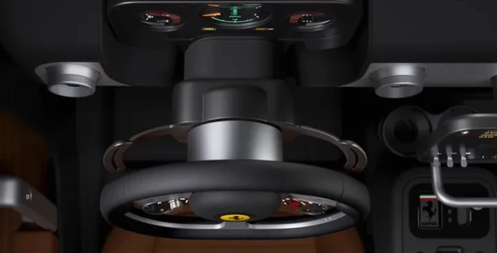 Nuova Ferrari Luce: video svela abitacolo hi-tech e dettagli esclusivi