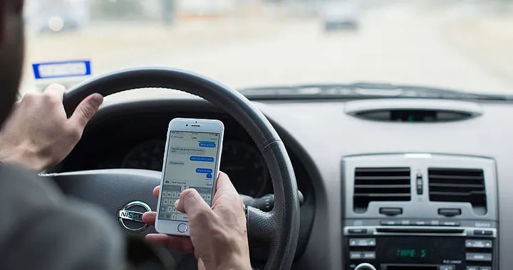 Guida con cellulare: multe e sanzioni 2020