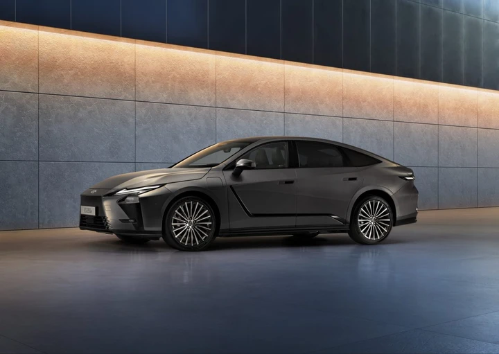 Lexus ES, l'evoluzione della berlina elegante ma sostenibile