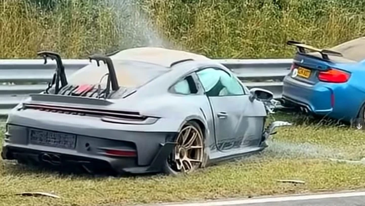 Incidente al Nürburgring: fiamme e polemiche in pista per scontro fra Porsche 911 GT3 RS e BMW M2