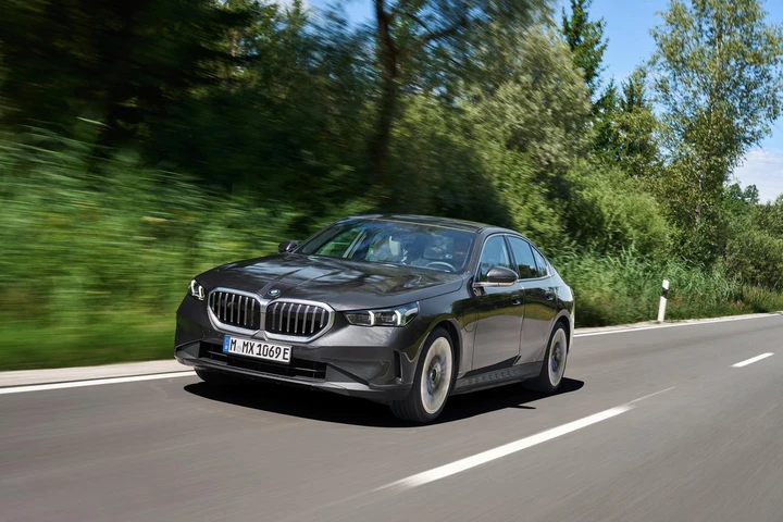 Nuova BMW Serie 5: arrivano le nuove versioni ibride plug-in 530e e 550e [FOTO]