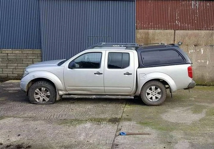 Nissan Navara, il pick-up giapponese si spezza in due
