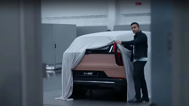 XC60 va in pensione: Volvo EX60 è pronto a sostituirlo elettrizzandolo