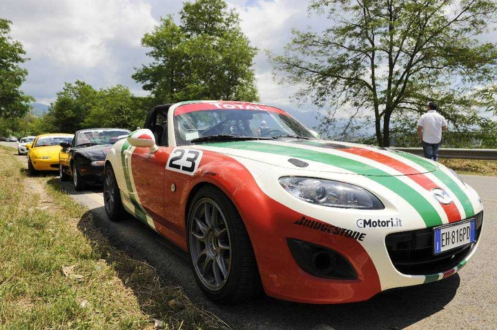 Raduno Mazda MX-5: su strada con la Open Race
