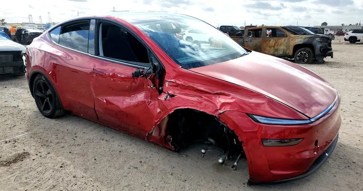 Tesla Model Y Juniper: crash dopo soli 300 Km, airbag ko, è polemica sulla sicurezza