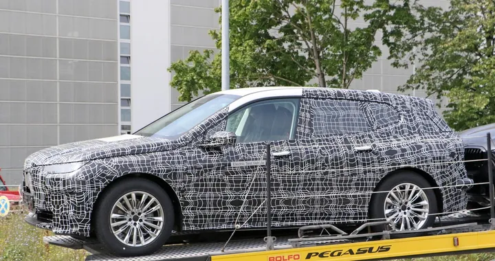BMW iNext: le foto spia prima del debutto
