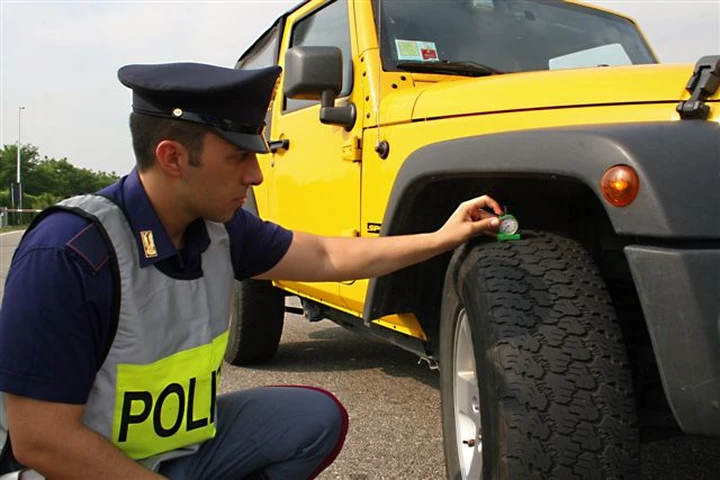 Pneumatici e guida in estate: istruzioni per l'uso