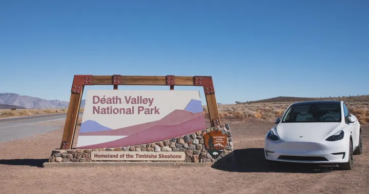 Tesla Model X sfida il deserto a 83 gradi Celsius: com'è andata