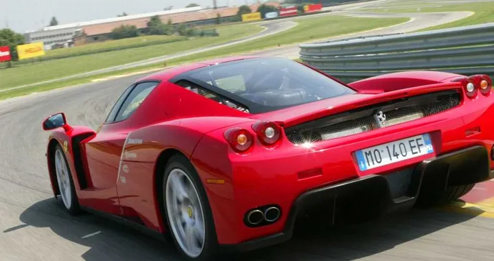Ibrahimovic si consola con una Ferrari Enzo