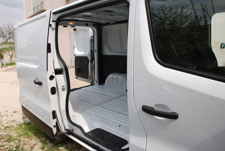 Nissan NV300 Van: la prova su strada