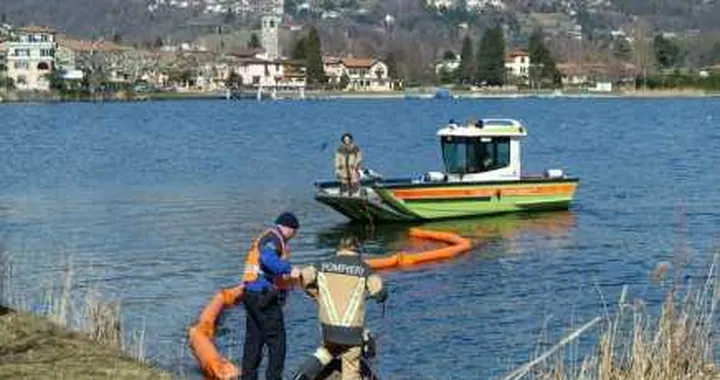 Gps non aggiornato. E l'auto finisce nel lago