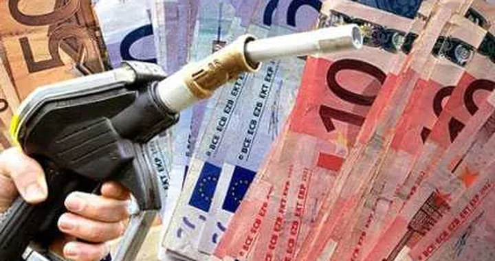 Prezzo benzina, nuovo record a 1,64 euro