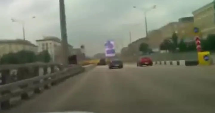 Slalom tra auto a 220km/h