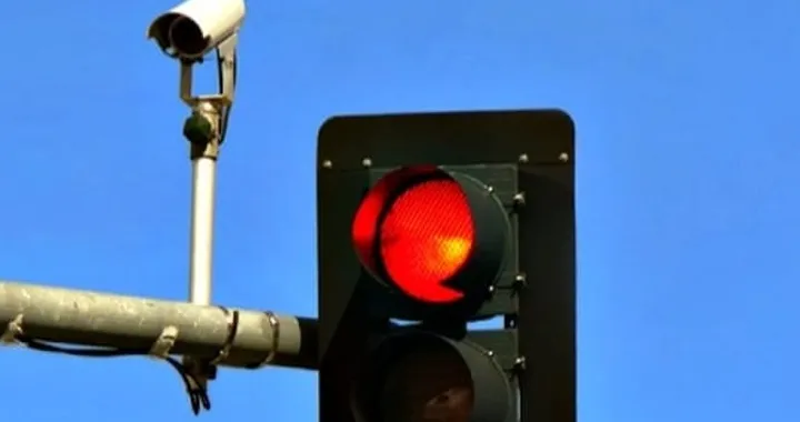 Multa semaforo rosso: costo, punti, quando arriva