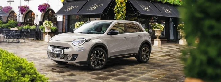 Fiat 600 Hybrid in edizione speciale Crema Cappuccino: il made in Italy seduce il mercato giapponese