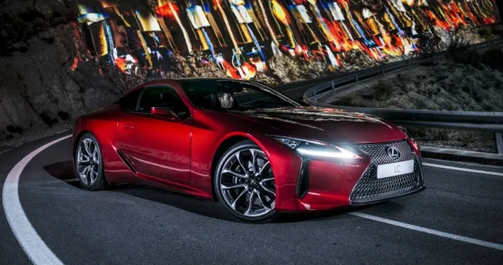 Lexus LC 500: rompe le montagne in un video