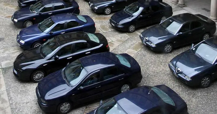 Auto blu in calo in Italia, ma ancora troppe al Sud