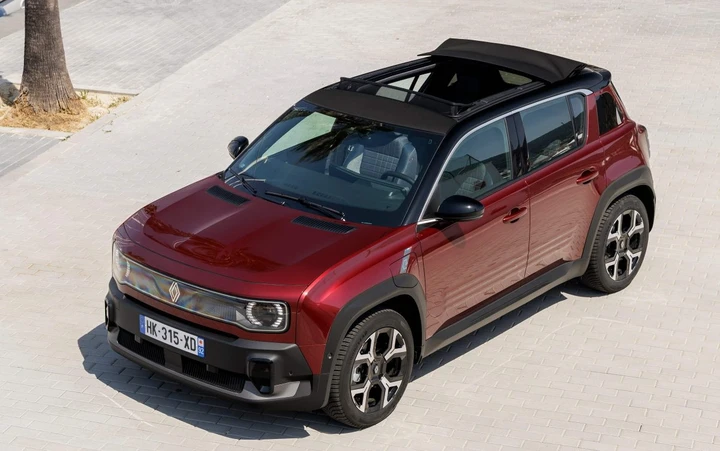 Nuova Renault 4 Plein Sud: 392 km di autonomia e tetto panoramico