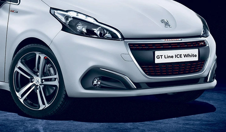 Peugeot 208 GT Line Ice White, le immagini ufficiali