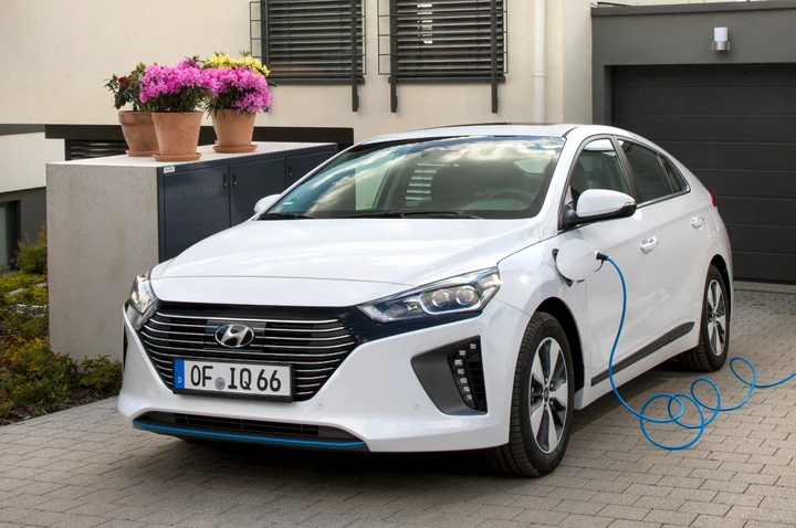 Hyundai Ioniq Plug-in Hybrid 2017: immagini ufficiali