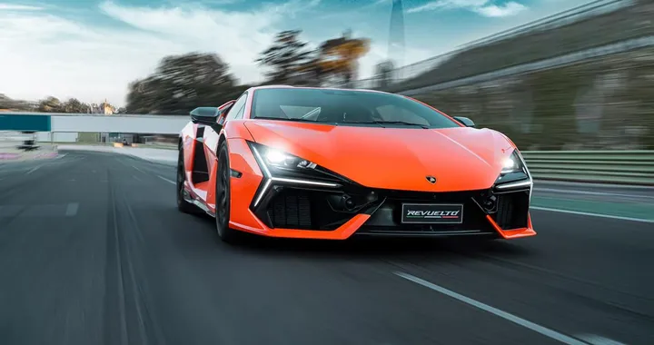 Lamborghini Revuelto: Andrea Caldarelli prova la nuova supercar a Vallelunga [FOTO e VIDEO]