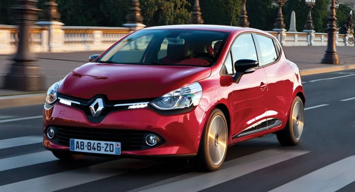 A 200 km/h con la Renault Clio: ritiro immediato della patente