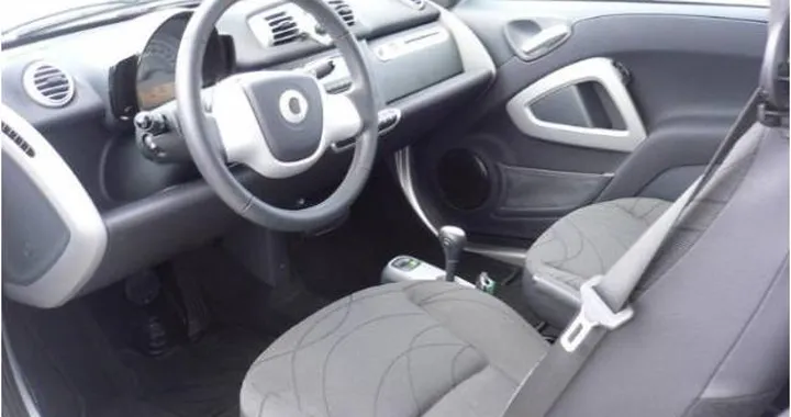 Roma, furti agli airbag delle Smart