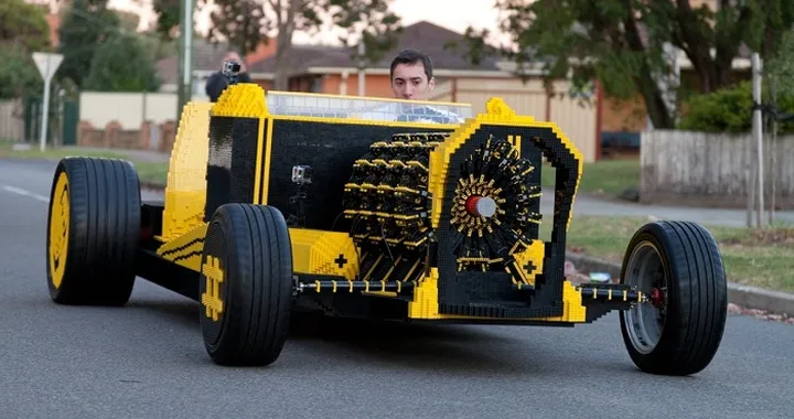 La prima auto funzionante costruita coi Lego