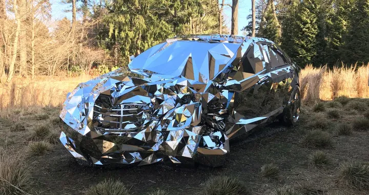 Ben 12.000 specchi ricoprono questa Mercedes: un'opera d'arte