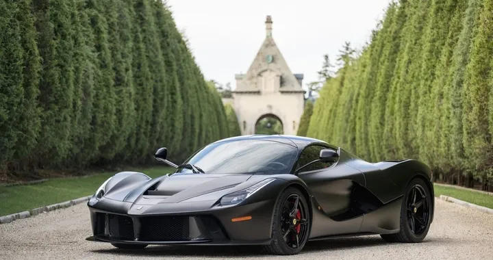 Ferrari: all’asta una LaFerrari in livrea nero opaco