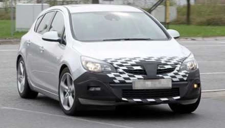L'Opel Astra GSI è pronta a graffiare: ecco le nuove foto-spia