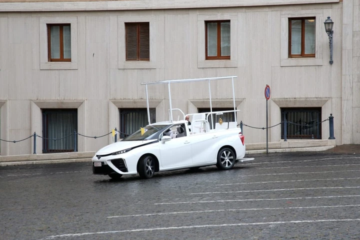 Papa Francesco: un viaggio tra le auto del suo pontificato