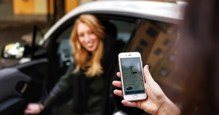 Drive Now: la funzione Handshake del car sharing di Bmw risolve i problemi di parcheggio