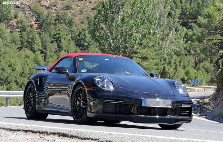 Porsche 911 Turbo Cabrio 2020: le foto spia