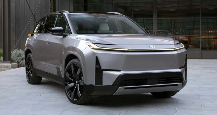 Highlander EV 2027: il SUV a 7 posti Toyota da 515 km di autonomia