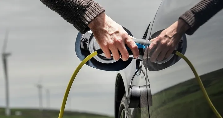 Come ricaricare l'auto elettrica: guida alla ricarica domestica e pubblica