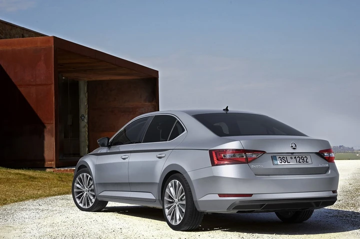 Skoda Superb 2015: le immagini ufficiali