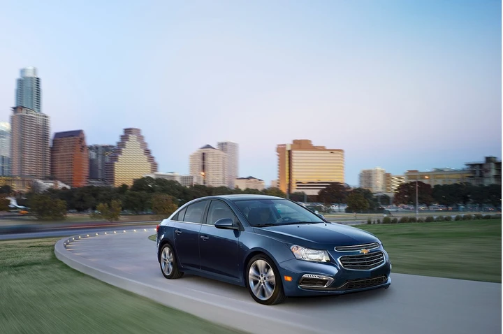 Nuova Chevrolet Cruze 2015, le immagini ufficiali