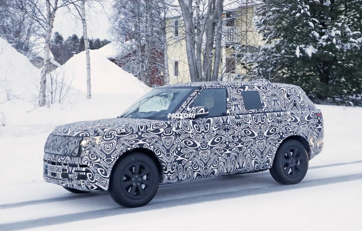 Range Rover: le foto spia della nuova generazione