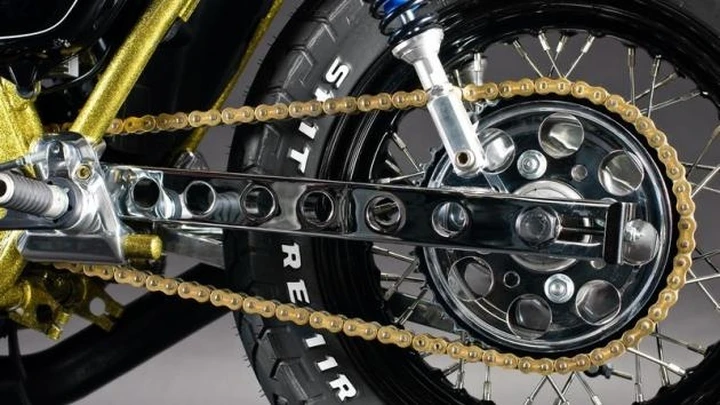 Come pulire e ingrassare la catena della moto: i nostri consigli