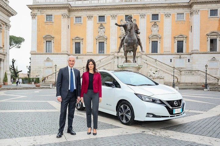 Nissan Leaf consegnata a sindaca Virginia Raggi aprile 2018: immagini ufficiali